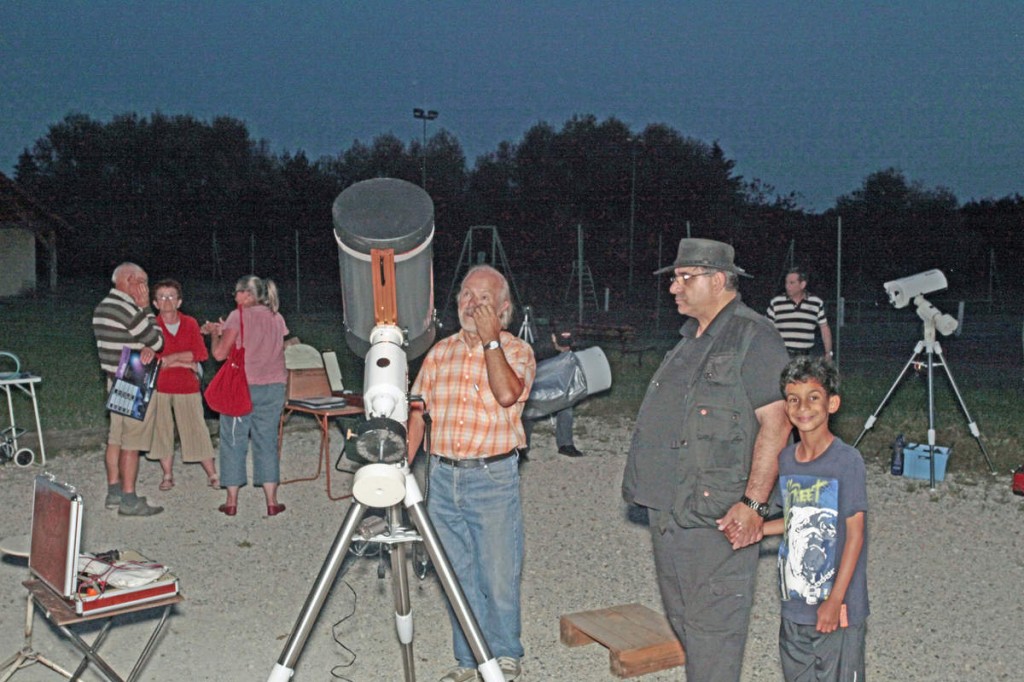 Préparatifs avant la nuit des étoiles .Les premiers observateurs sont impatients.